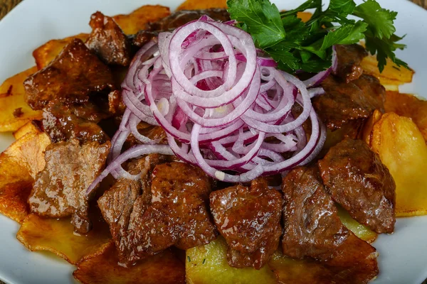 Жареное мясо с картошкой — стоковое фото
