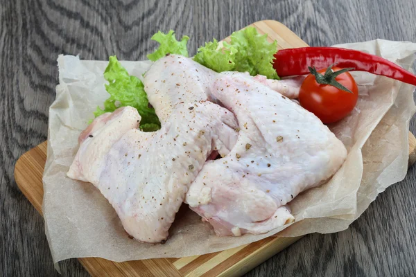 Çiğ tavuk kanadı.