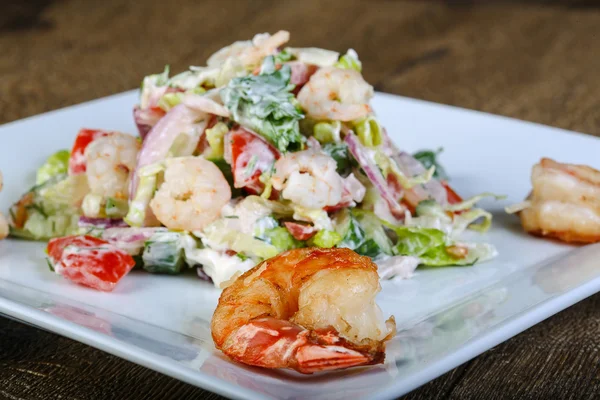 Lezzetli karides salatası