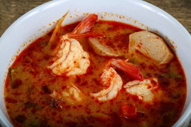 Geleneksel Tom yam çorbası