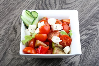 Mozzarella peyniri ile lezzetli salata