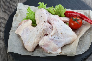 Çiğ tavuk kanadı.