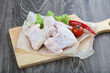 Çiğ tavuk kanadı.