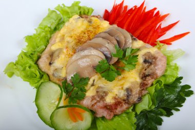 Domuz eti biftek mantar ve peynir ile