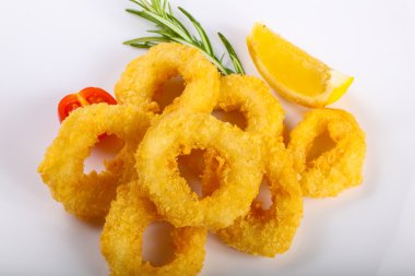 Kızarmış kalamar halkaları