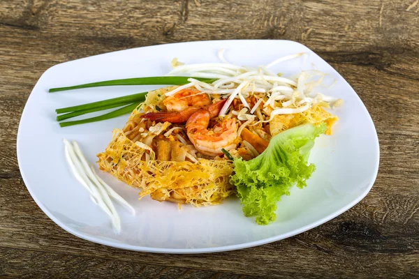 Heerlijke Pad Thai met garnalen — Stockfoto