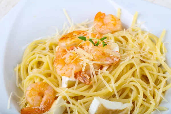 Heerlijke Pasta met garnalen — Stockfoto