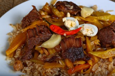 Geleneksel pilav ile sığır eti