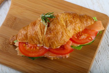 Somon ile lezzetli kruvasan