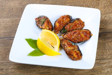 Limon ile pişmiş midye