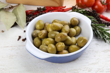 kabın içinde yeşil zeytin