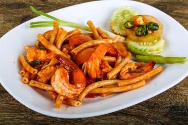 Deniz ürünleri ile baharatlı makarna