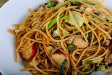 Deniz ürünleri ile Asya makarna