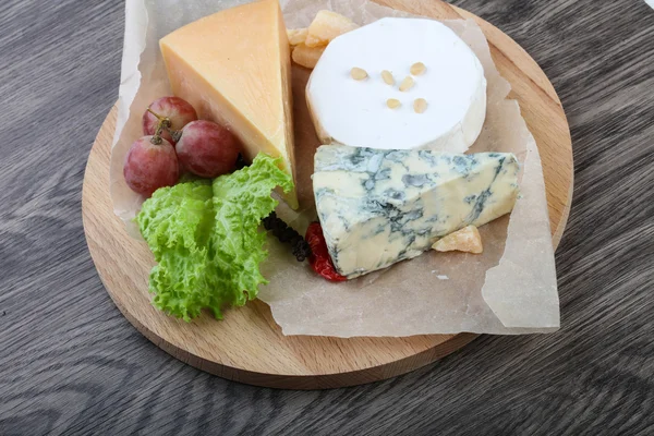 Вкусная сырная тарелка — стоковое фото