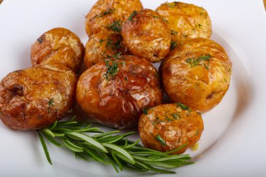 Genç fırında patates