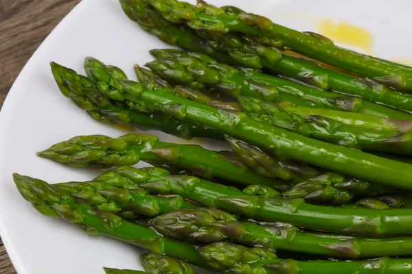 Gekookte asperges met olijfolie — Stockfoto