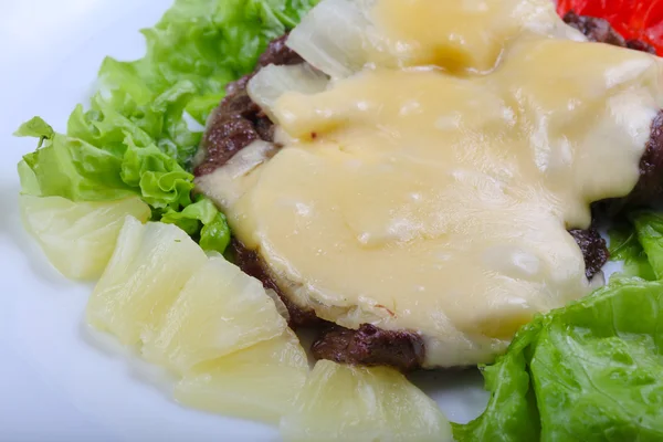 Ananas ve peynir soslu domuz eti