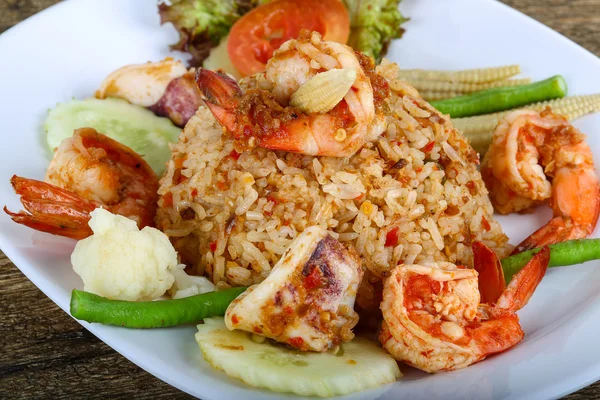 Kızarmış pilav ve deniz ürünleri.