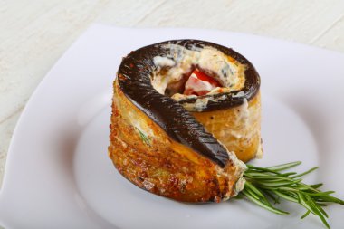 Doldurulmuş patlıcan domates ile