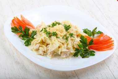 Tavuk ile makarna Farfalle