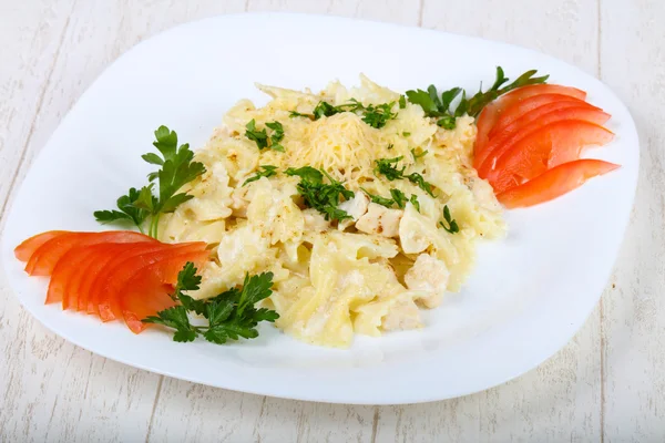 Tavuk ile makarna Farfalle