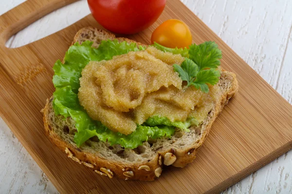 Herring sandwich cu caviar — Fotografie, imagine de stoc