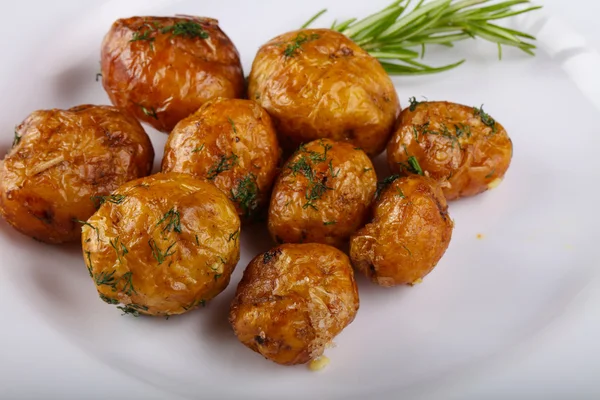 Genç fırında patates