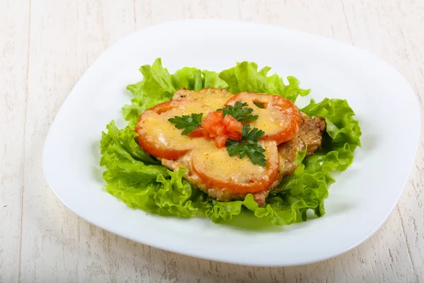 Schweinefleisch mit Tomaten gebacken — Stockfoto