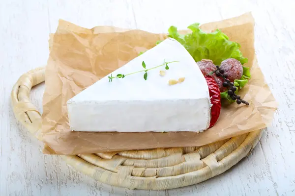 Delicioso queijo Brie — Fotografia de Stock