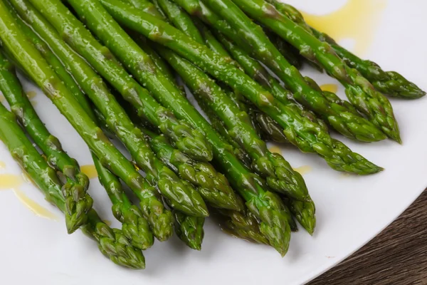 Gekookte asperges met olie — Stockfoto