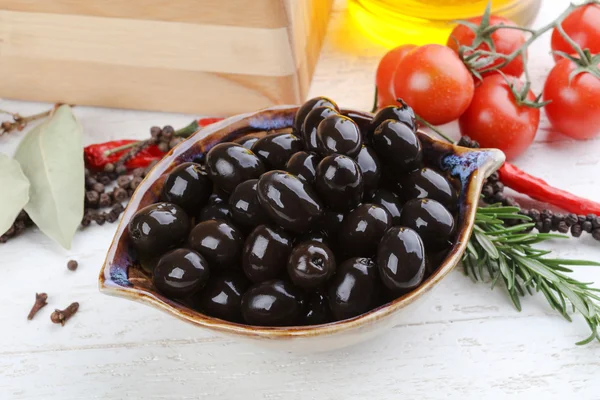 Schwarze Oliven in der Schüssel — Stockfoto