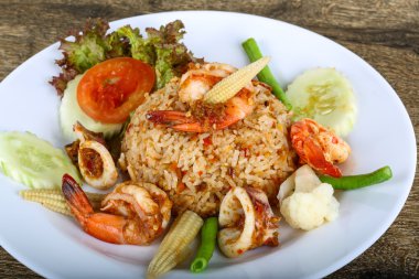 Asya tarzı Fried rice ile deniz ürünleri