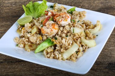 Kızarmış pirinç ve karides.