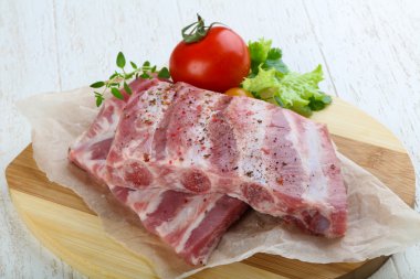 Çiğ domuz kaburgası