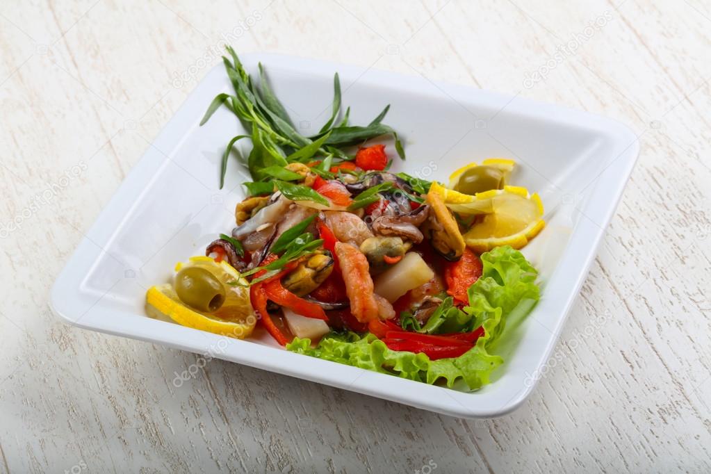 Deniz kokteyli Salata ve diğer lezzetli yemekler Deniz kokteyli Salata ve diğer lezzetli yemekler