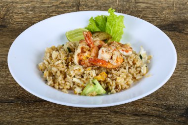 Kızarmış pirinç ve karides.