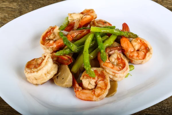 Fried Shrimps and asparagus — Stock Photo, Image