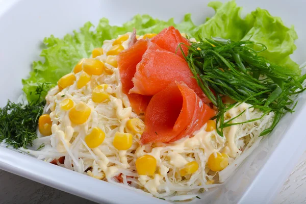 연어와 맛 있는 샐러드 — 스톡 사진