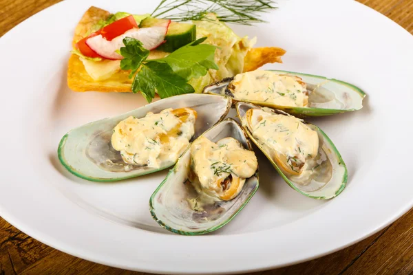 Cozze al forno in salsa alla panna — Foto Stock