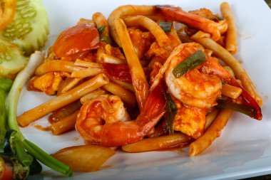 Deniz ürünleri ile baharatlı makarna