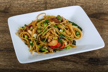 Deniz ürünleri ile Asya makarna