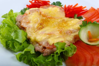 Domuz eti biftek domates ve peynir ile