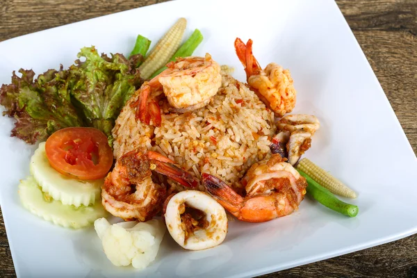 Kızarmış pilav ve deniz ürünleri.