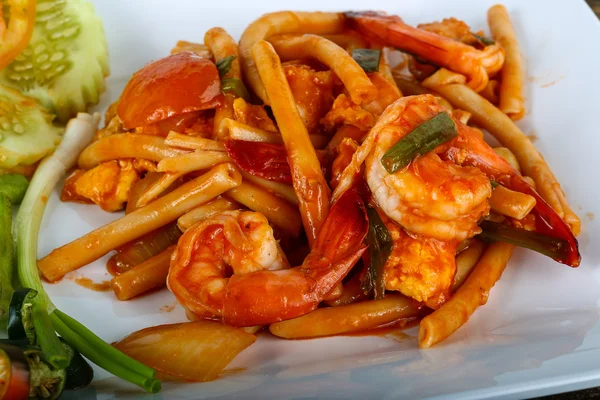 Deniz ürünleri ile baharatlı makarna