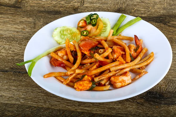 Deniz ürünleri ile baharatlı makarna