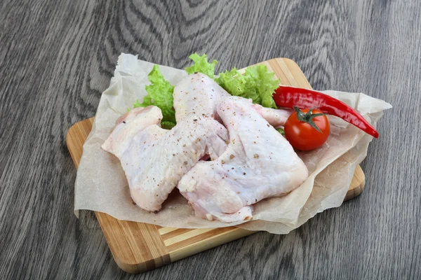 Çiğ tavuk kanadı.