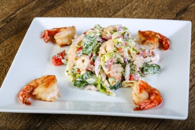 Lezzetli karides salatası