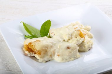 Krema soslu fırında levrek