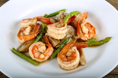 Kızarmış karides ve kuşkonmaz