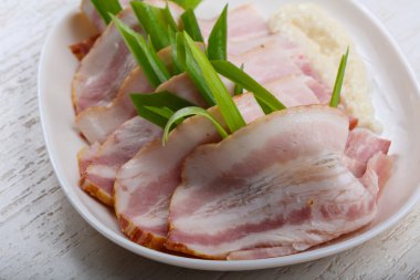 Soğan ile lezzetli jambon